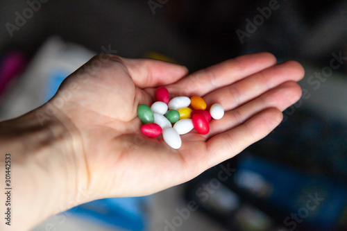 Ostereier auf Handfläche Hand pillen Tabletten