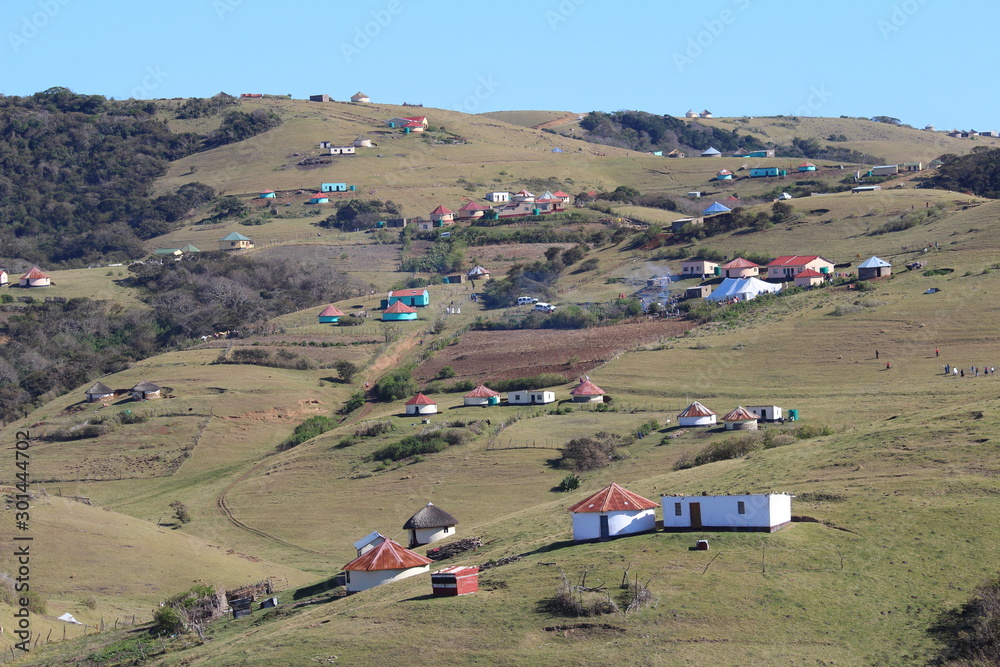 traditionelles Xhosa Dorf in hügeliger Lanschaft Südafrikas