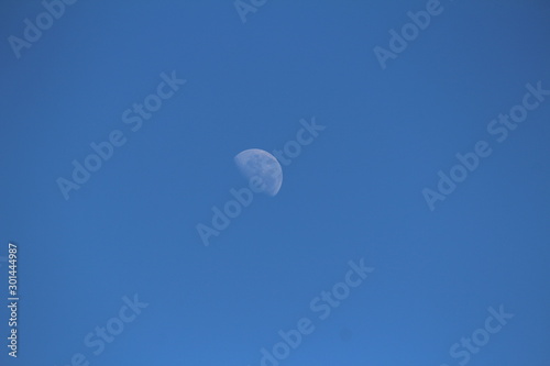 Mond bei Tag auf Südhalbkugel