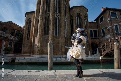 femme costumé de marron devant un église au carnaval di Venise en Italie  © Guillaume Leray