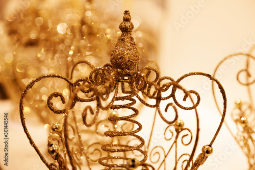 Christmas ornaments in gold glitter that you can hang or have as a crown © Peter