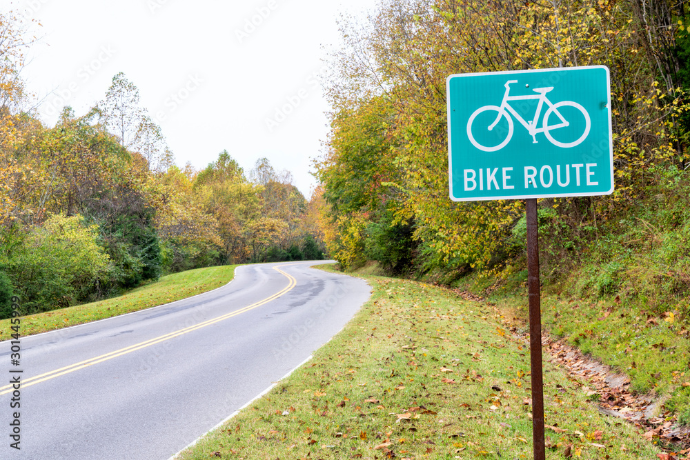 Bike route sign on Natchez Trace National Parkway