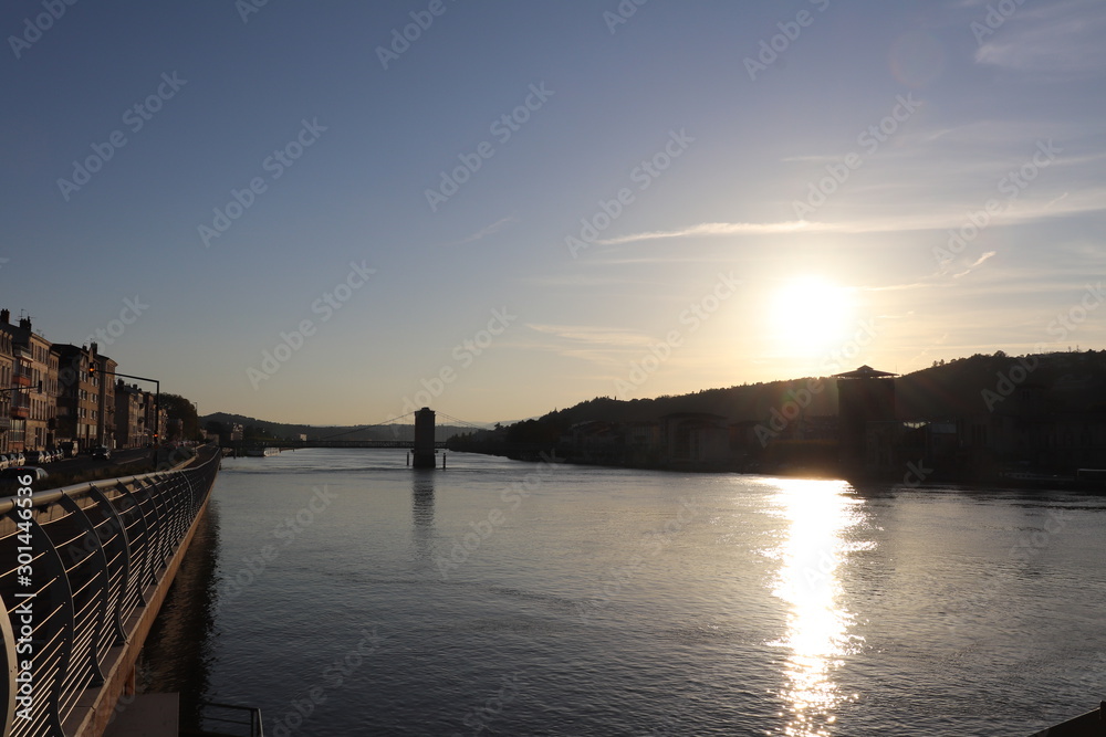 Coucher de soleil sur le fleuve Rhône au niveau de la ville de Vienne - Département Isère - France