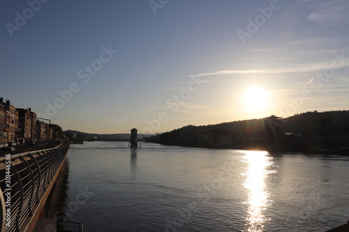 Coucher de soleil sur le fleuve Rhône au niveau de la ville de Vienne - Département Isère - France © ERIC