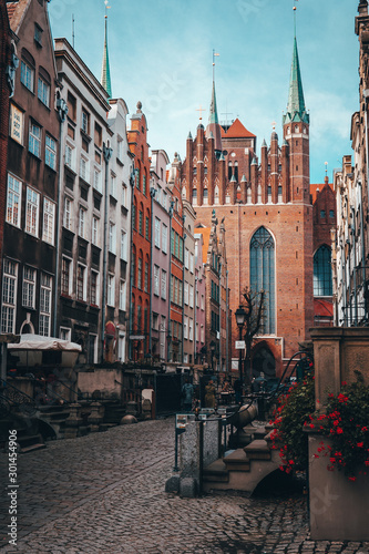 Catedral de la ciudad Gdansk en la calle con comerciantes vendiendo ámbar