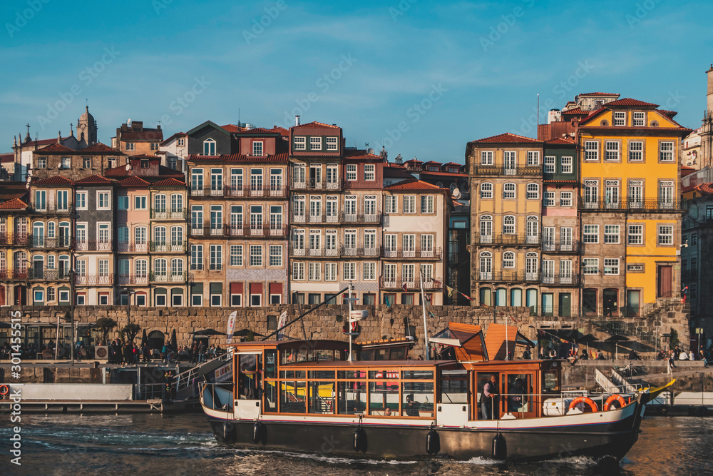 Naklejka premium Colorful houses of Ribeira, in front of the Douro river in Porto, Portugal