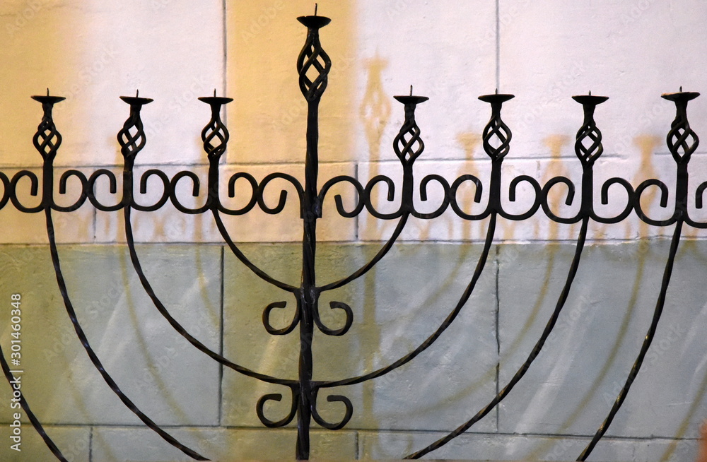 Kunstvoll geschmiedete Menora in einer Synagoge Kunstvoll geschmiedete Menora in einer Synagoge