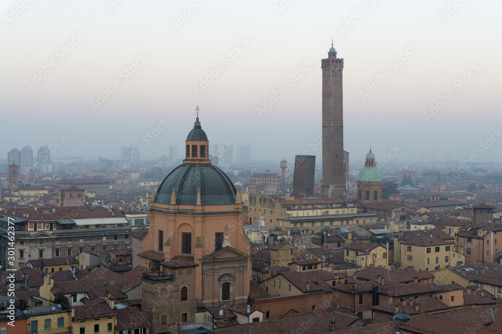 Panorama dall'alto di Bologna con le due torri sullo sfondo
