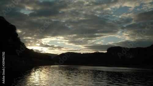 Amanecer en lago 
