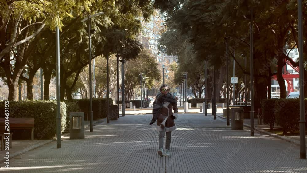 Mujer caminando por un camino de arboles Mujer caminando por un camino de arboles