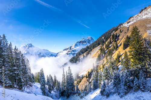Nebel im Alpental bei Schröcken im Vorarlberg / Österreich