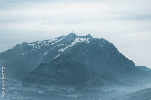 Die Alpen sind das höchste Hochgebirge im Inneren Europas. Von Ferne sieht wunderbar aus.