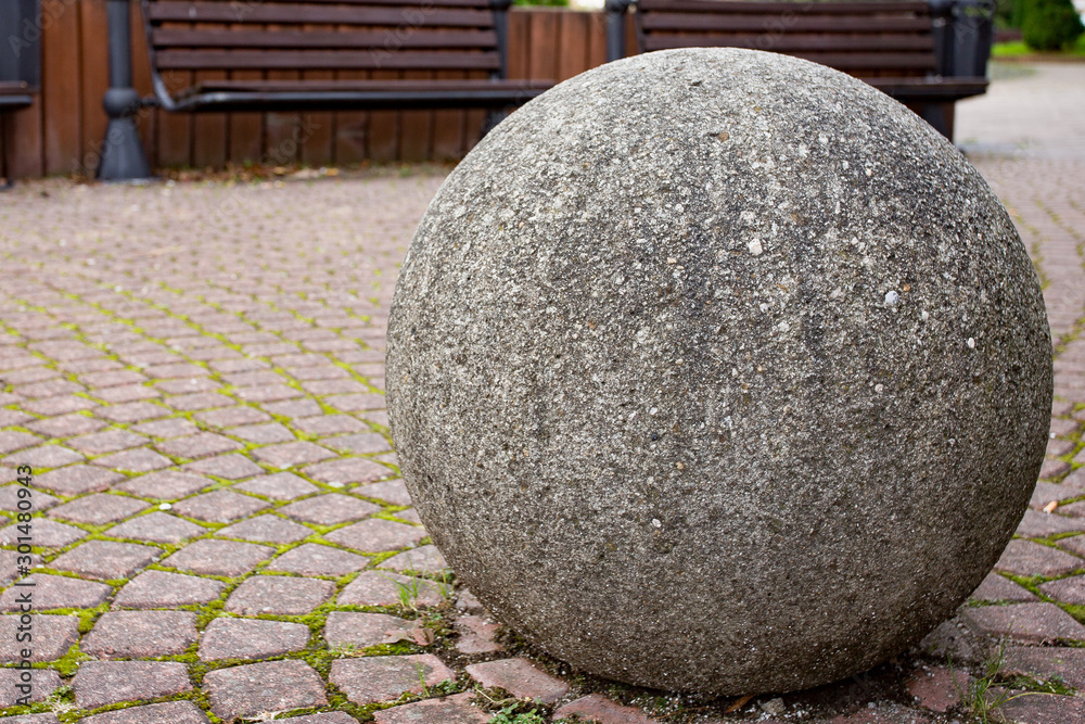 stone in the garden <span>plik: #301480943 | autor: Anna</span>