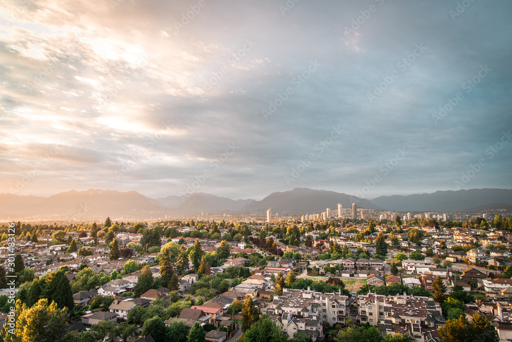 Naklejka premium Widok na niebo w East Vancouver i Brentwood, Burnaby z tłem gór podczas i epicki letni zachód słońca