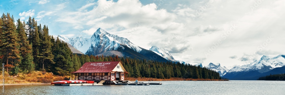 Fototapeta premium Jasper National Park Canada Maligne Lake