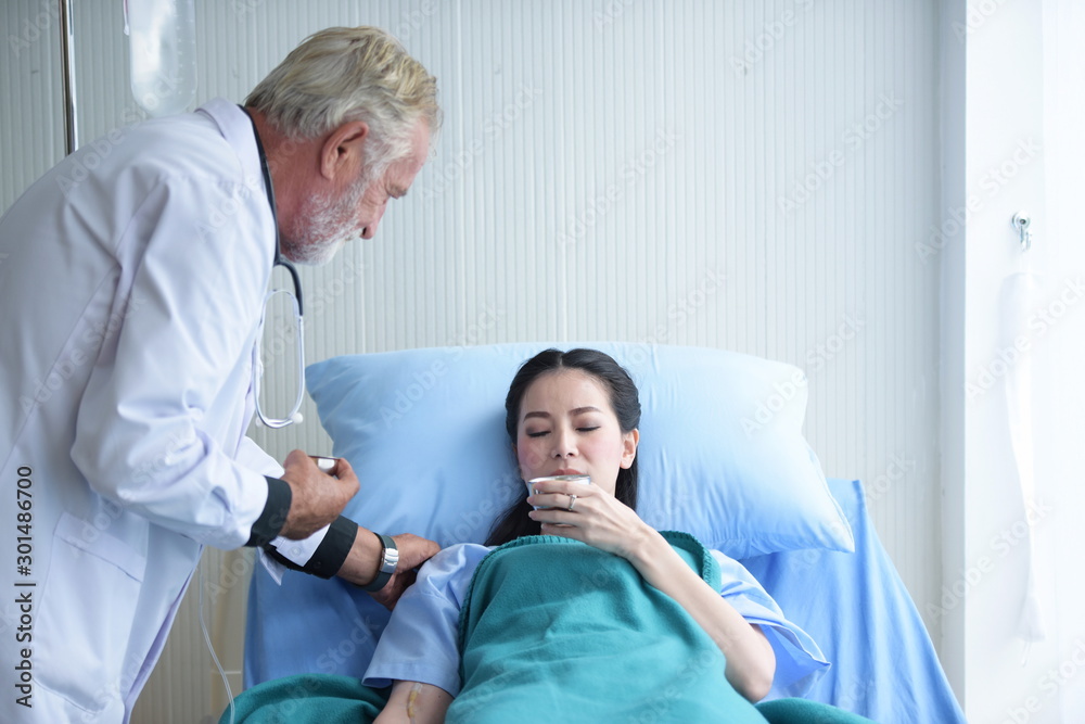 Obraz premium The doctor is taking care of the patient and checking the body and talking to the patient at the hospital.