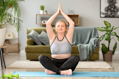 Body positive woman trainin...