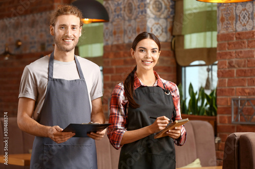 Portrait of young waiters i...