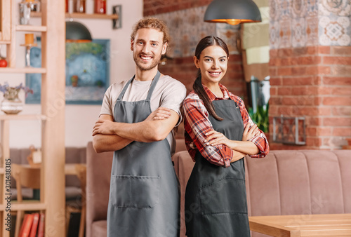 Portrait of young waiters i...