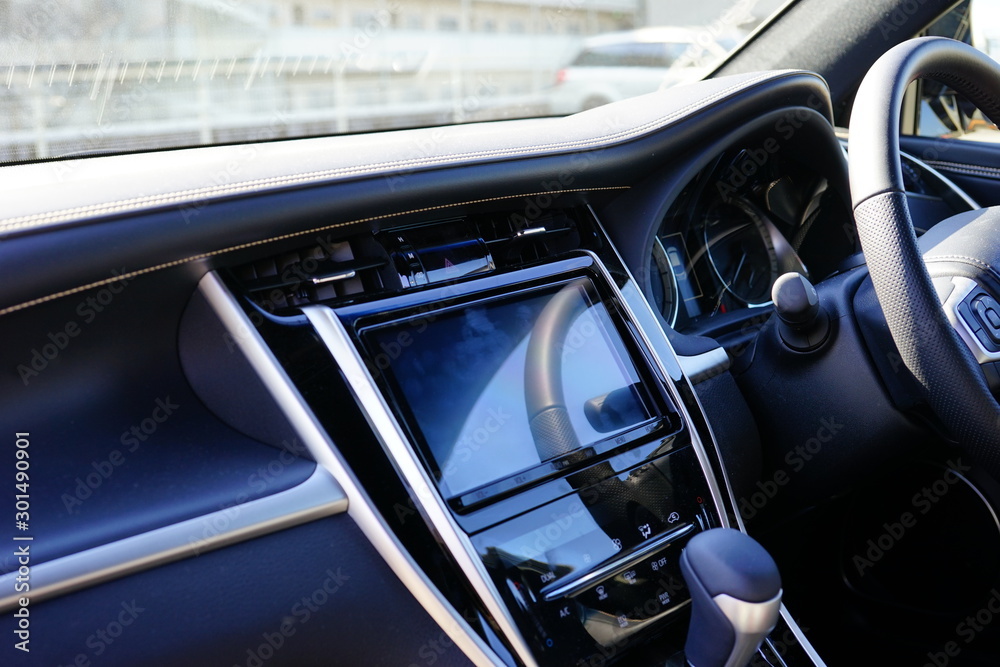 Suv 自動車 車 内装 ハンドル ダッシュボード 内側 車内 フロントガラス カーナビ Stock 写真 Adobe Stock