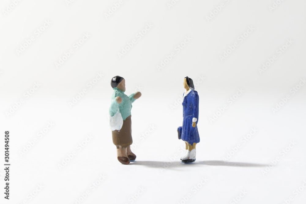 話をする女子高生と主婦 話をする女子高生と主婦
