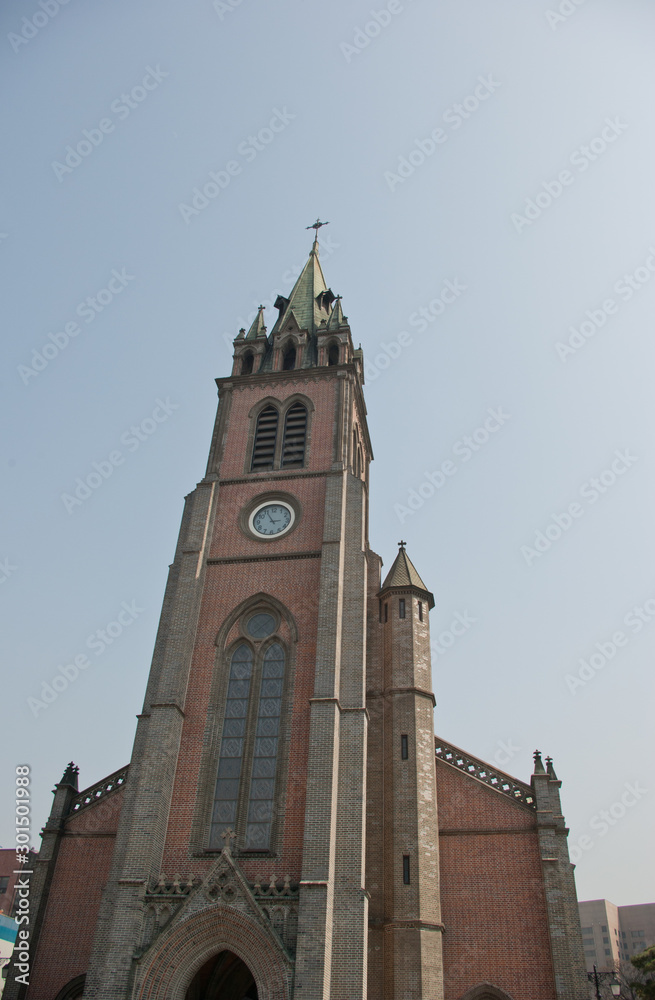 Fototapeta premium 성당과 예수그리스도상