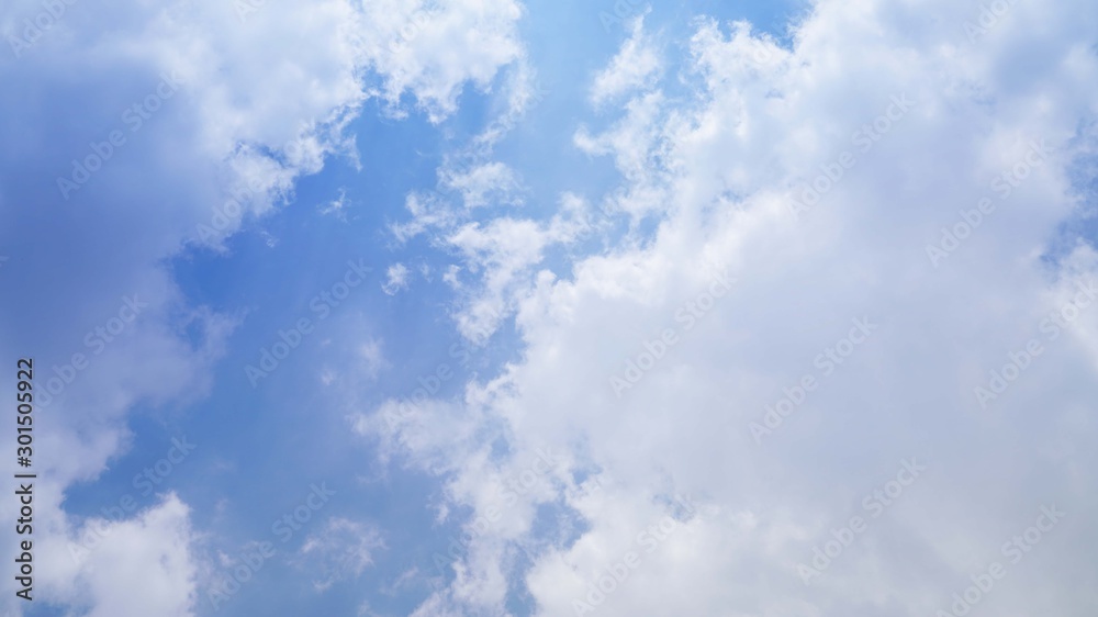 Obraz premium White cloud and blue sky background with copy space