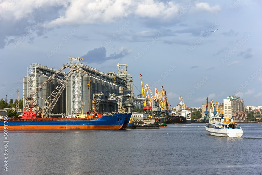 Elevating complex for transshipment of grain and oilseeds as part of a reloading terminal. Transportation of agricultural products and port cranes