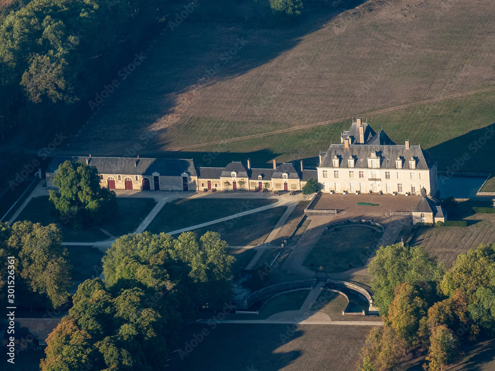vue aérienne du château de Chamchevrier en Indre-et-Loire en France