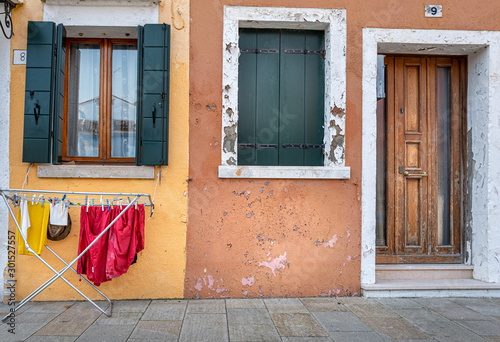 Wäsche auf einem Wäscheständer vor einem Haus auf Burano