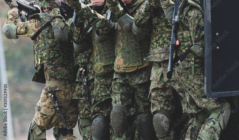 Fototapeta premium 銃を構える自衛官