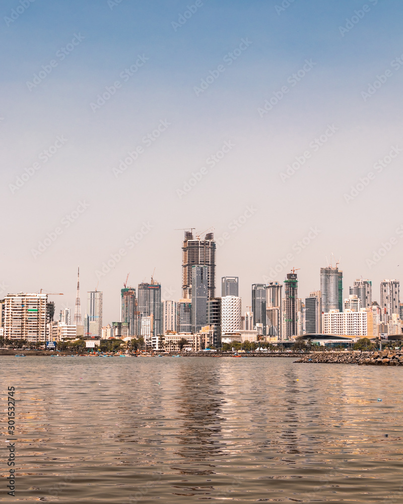Obraz premium Mumbai City buildings across the Sea