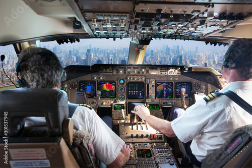 Fotografia The cockpit of a modern passenger aircraft in flight