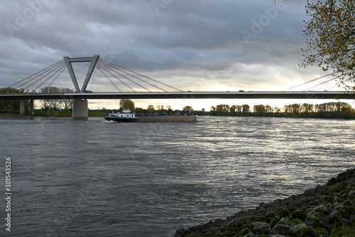 Rhein Landschaft Flughafenbrücke © Siegfried