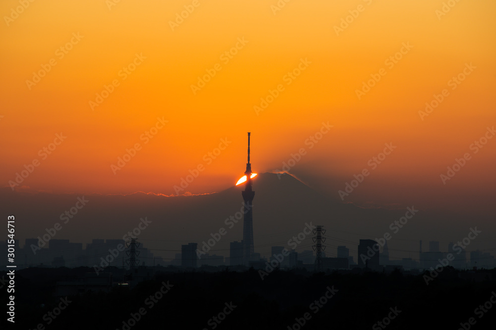 スカイツリーと富士山の後ろに沈む夕日（東京、日本）
