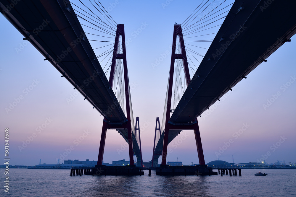 Fototapeta premium 名港西大橋からの日の出