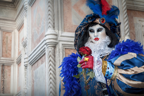 portrait d'un homme costumé de bleu au carnaval de Venise en Italie © Guillaume Leray