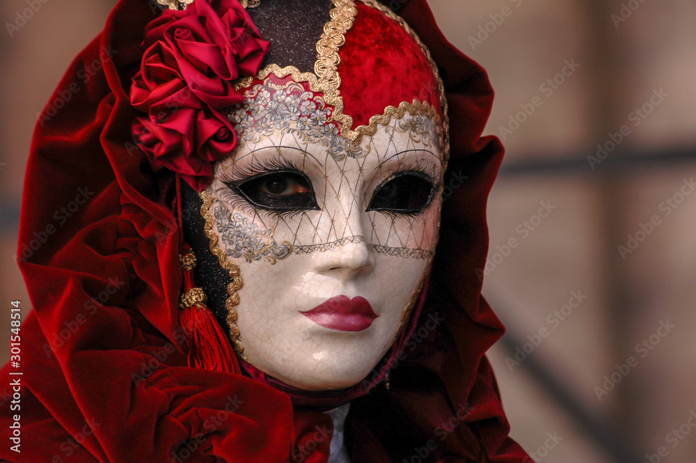 portrait de femme costumé de rouge au carnaval de Venise en Italie