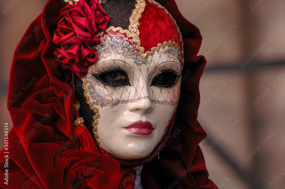 portrait de femme costumé de rouge au carnaval de Venise en Italie portrait de femme costumé de rouge au carnaval de Venise en Italie