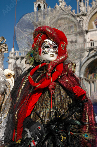 portrait de femme costumé de rouge au carnaval de Venise en Italie © Guillaume Leray