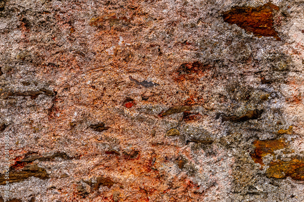 Eine alte Mauer mit abbröckelndem Putz und verschiedenen Farbschattierungen Eine alte Mauer mit abbröckelndem Putz und verschiedenen Farbschattierungen