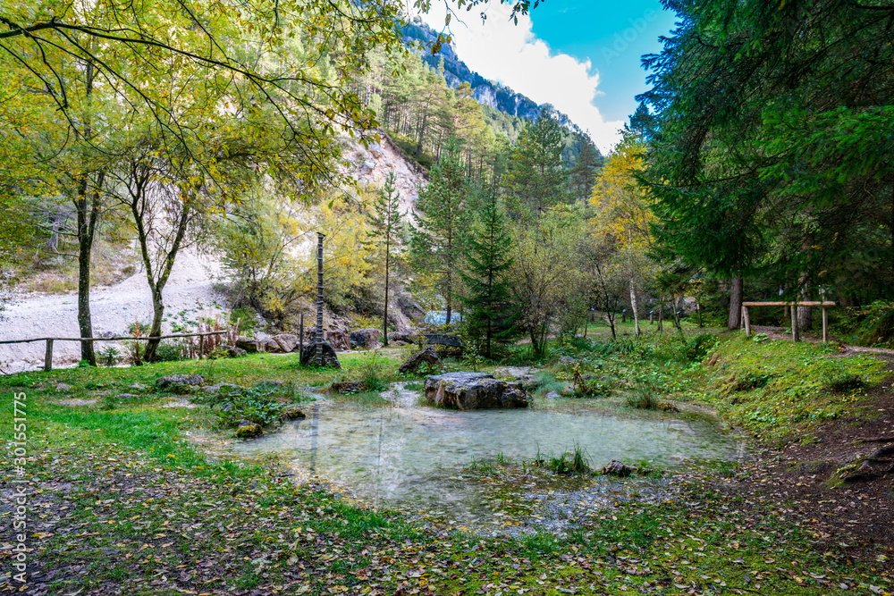 Obraz premium Beautiful autumn view of the outdoors exhibition of the naturparkhaus Schlern-Rosengarten museum with the Tschaminbach river in the background