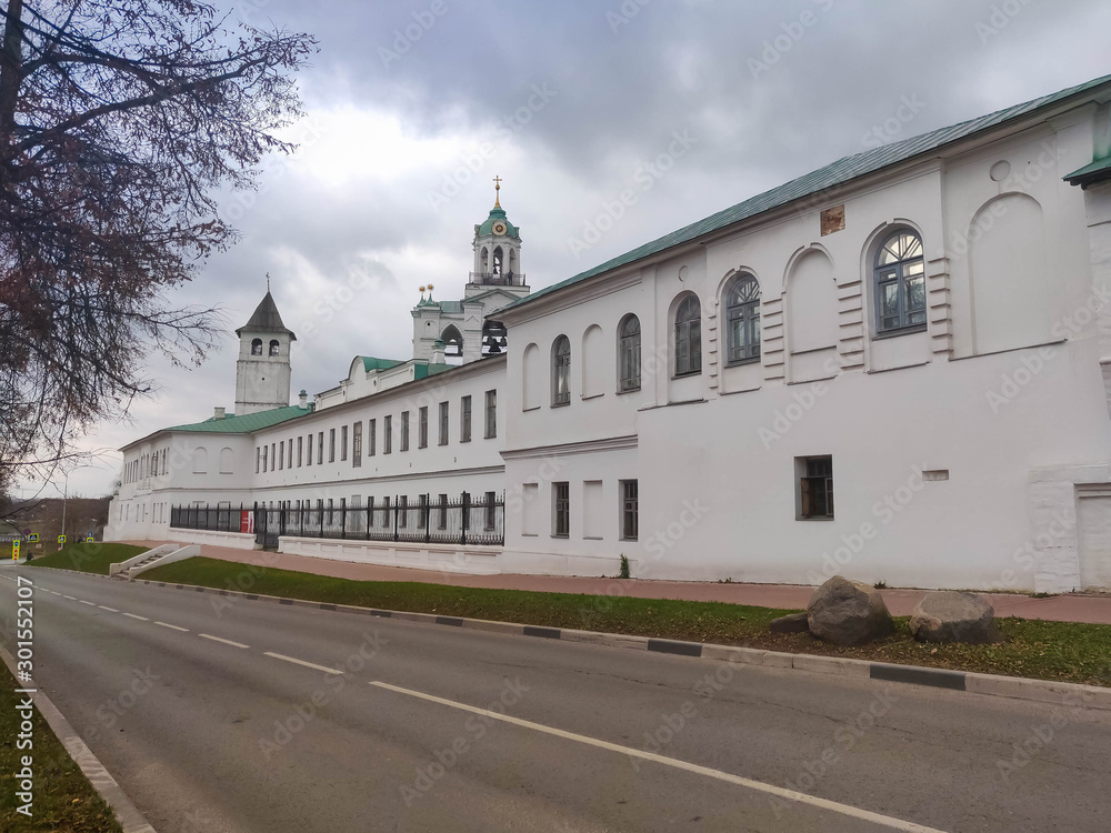 Fototapeta premium Road along the historical center Yaroslavl. Yaroslavl Kremlin.