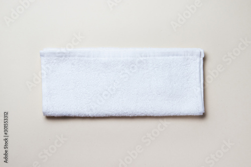 Toalla blanca sobre fondo liso