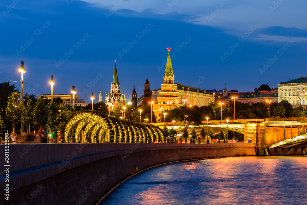 Fototapeta premium Sightseeing Of Moscow, Russia. The view of Moscow Kremlin and Moscow river. Beautiful night view.