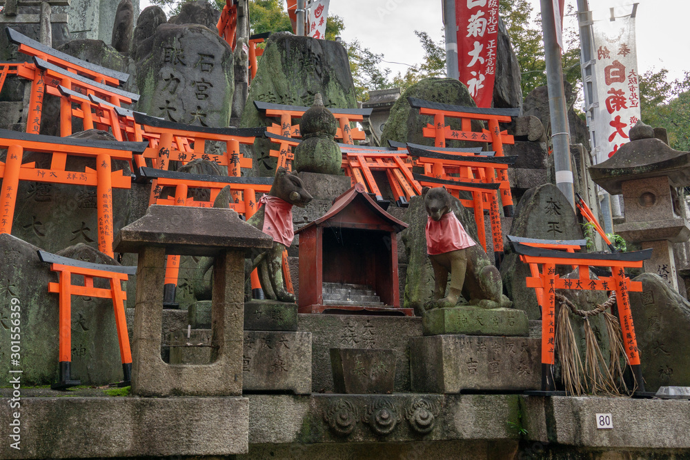 Fox statue at the Fushimi inari taisha shrine, Kyoto, Japan Fox statue at the Fushimi inari taisha shrine, Kyoto, Japan