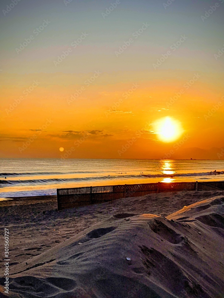 Naklejka premium sunset on beach