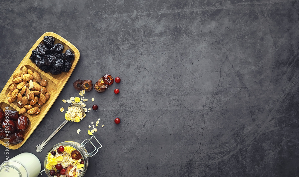 Obraz premium Healthy breakfast. Muesli from cereals with milk berries.