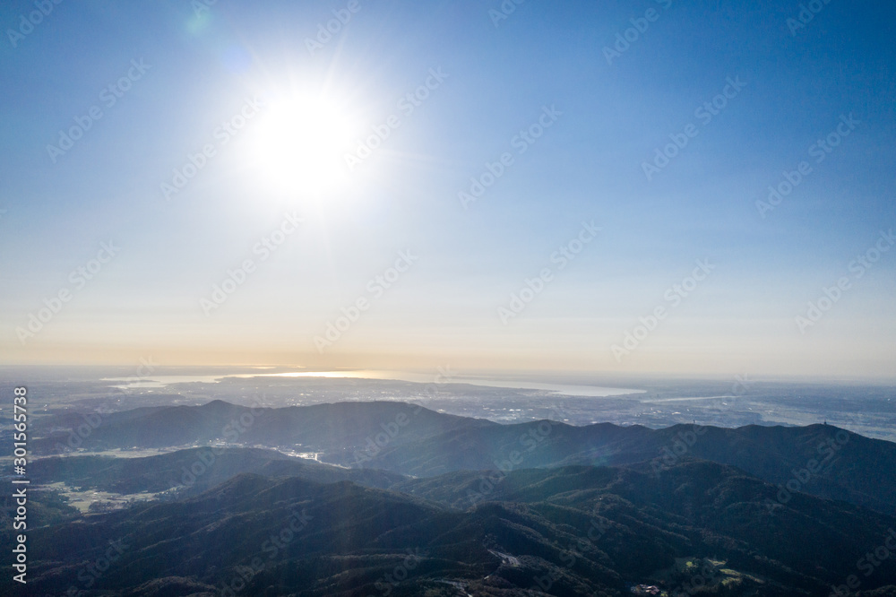 筑波山の山頂から見た筑波連山の山並みと遠方の霞ヶ浦 茨城県 早朝