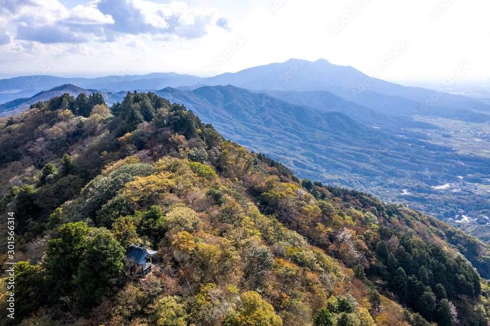 茨城県 加波山の山頂と遠景に筑波山